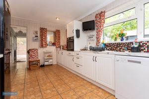 Kitchen/Breakfast Room- click for photo gallery